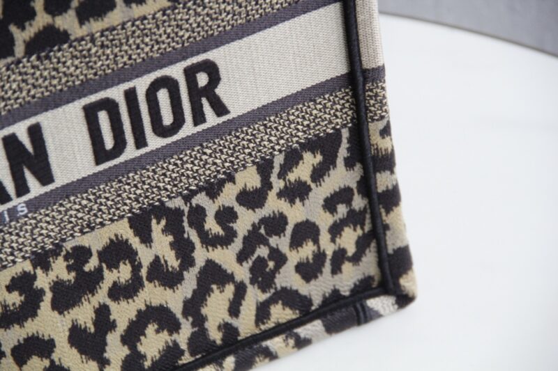 20210513_i1620890459_4884_1.jpg Dior Tote Book Leopard Print