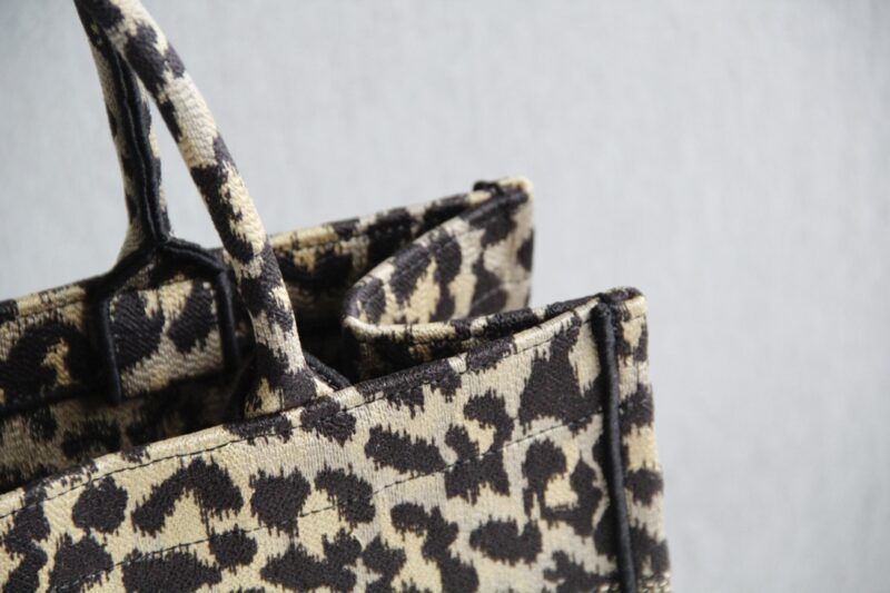 20210513_i1620890459_6183_5.jpg Dior Tote Book Leopard Print