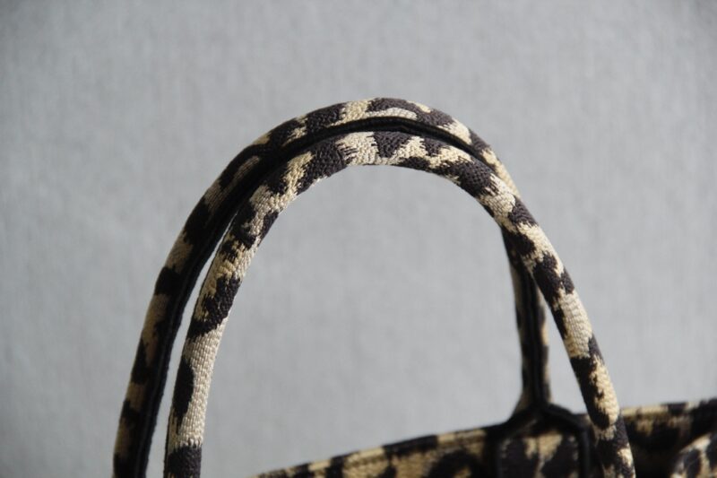 20210513_i1620890459_9103_6.jpg Dior Tote Book Leopard Print