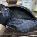 Replica Louis Vuitton Bumbag Discovery Black - high-quality designer bag dupe