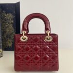 Réplica da bolsa Lady Dior vermelha envernizada - réplica de alta qualidade de uma bolsa de grife.