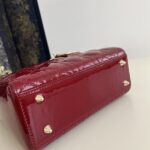 Réplica da bolsa Lady Dior vermelha envernizada - réplica de alta qualidade de uma bolsa de grife.