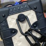 Réplique de malle latérale Louis Vuitton blanche