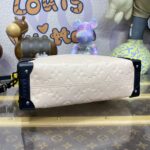 Réplique de malle latérale Louis Vuitton blanche