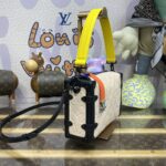 Réplique de malle latérale Louis Vuitton blanche