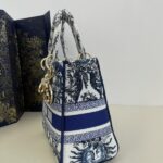 img_d39c4a05_20240412_i1712898215_8199_6.jpg Replica Lady Dior D – Lite Blue Zodiac - borsa replica di lusso a prezzi accessibili