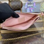 Replica della pochette Louis Vuitton Pallas rosa - borsa replica di lusso a prezzi accessibili