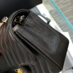 Bolsa Chanel Classic Flap V 20cm - réplica de alta qualidade de uma bolsa de grife.