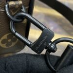 20231001_i1696167420_1858_6.jpg Replika torebki Louis Vuitton Alpha Messenger Brown Canvas w skali 1:1