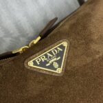 レプリカプラダミディアムスエードショルダーバッグ - 最高級の高級バッグの偽物