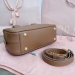 Réplica da bolsa Miu Miu Arcadie Small Full Brown - réplica de alta qualidade de uma bolsa de luxo.