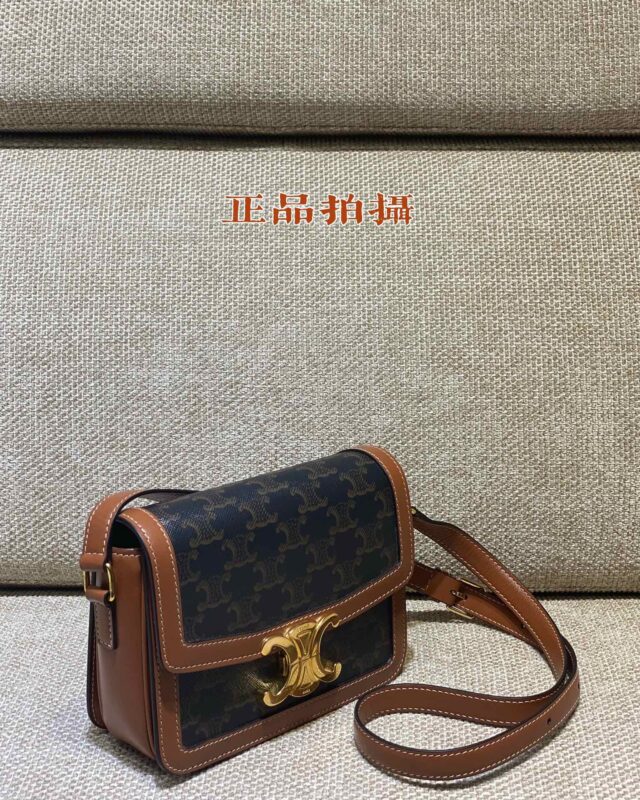 a2 Celine Triomphe Classic