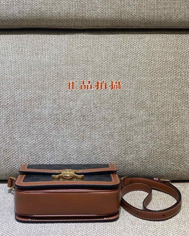 a4 Celine Triomphe Classic