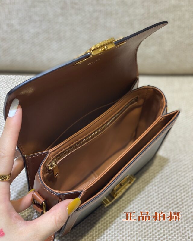 a7 Celine Triomphe Classic