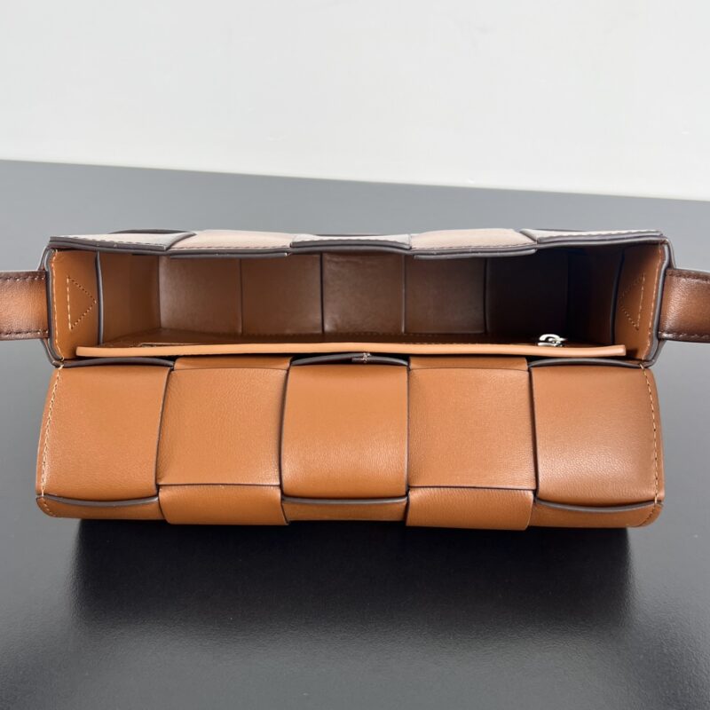 aa8 (1) Bottega Veneta Cassette 2.0 Brown