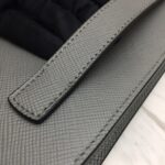 Réplica Prada Saffiano New Pouch Gris