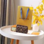 20230201_i1675228721_5967_0.jpg Porta carte Louis Vuitton Recto Verso Grid Marrone
