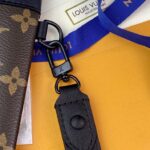 Louis Vuitton To Go Pochette Brown