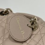 20230519_i1684484679_3723_3.jpg Replika kabelky Dior Lady D – Joy Mini Bag Caramel - luxusní duplikát kabelky nejvyšší kvality