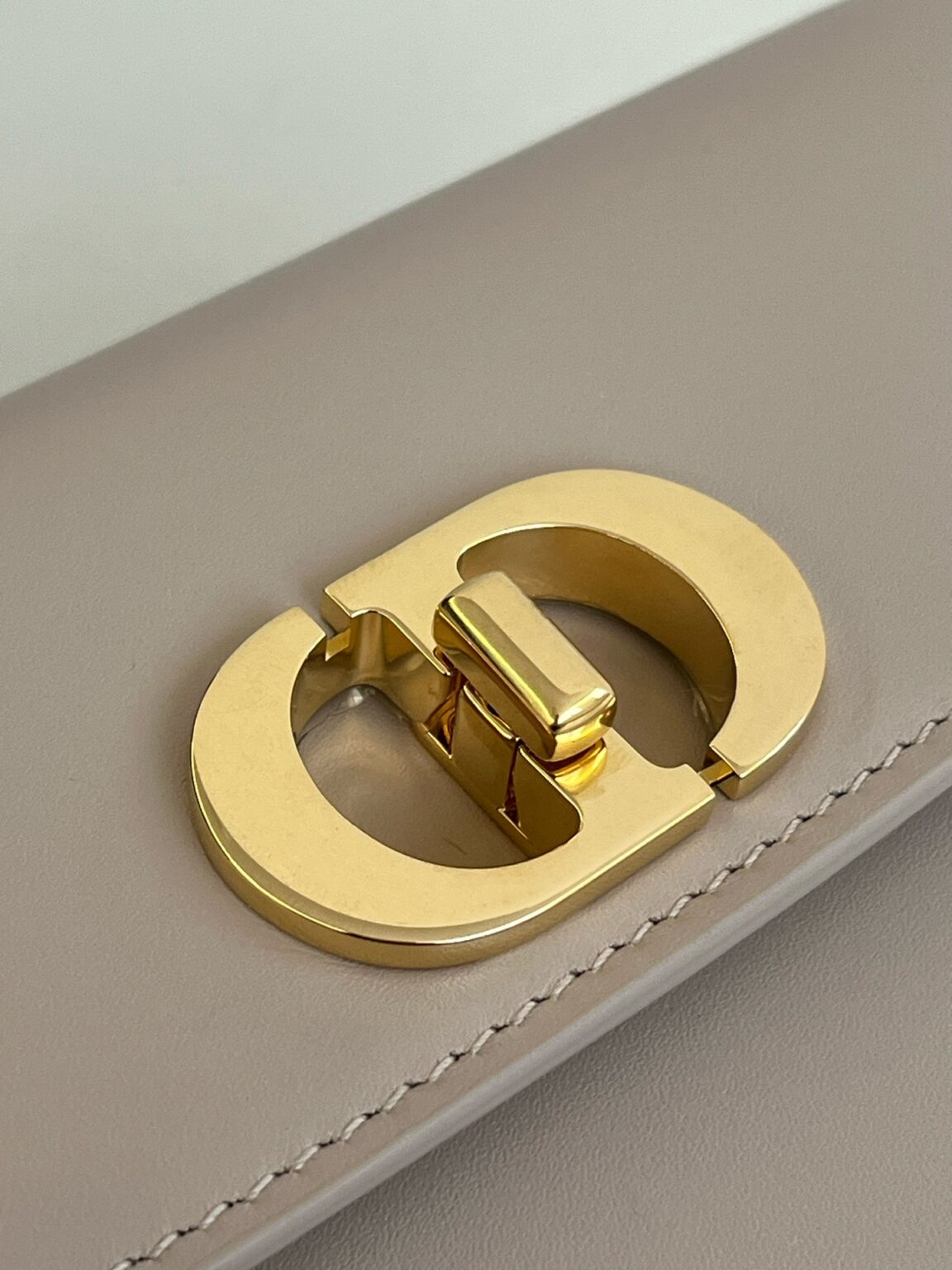 20230803_i1691047232_5029_0.jpg Dior 30 Montaigne Avenue Bag Beige