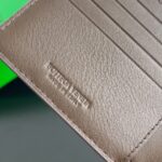 Replica Bottega Veneta Intrecciato Bi – Fold Wallet Black&Brown - high-quality designer bag dupe