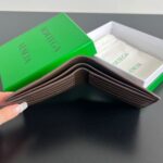 Replica Bottega Veneta Intrecciato Bi – Fold Wallet Black&Brown - top-grade luxury bag dupe