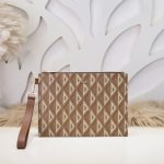 img_a189b943_20240304_i1709493370_8801_4.jpg Dior Clutch Replika mit Diamantmuster – erschwingliche Luxus-Replika-Tasche