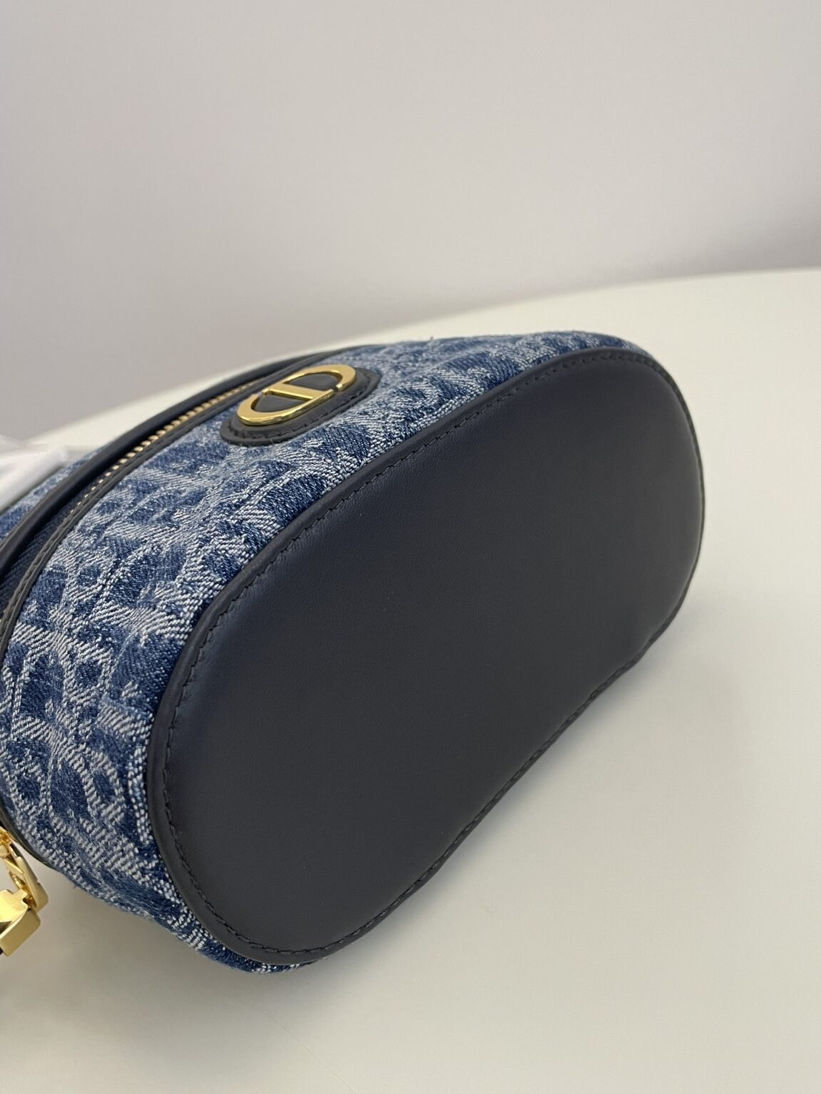img_d39c4a05_20240605_i1717556412_608_0.jpg Dior 30 Montaigne Vanity Denim Blue