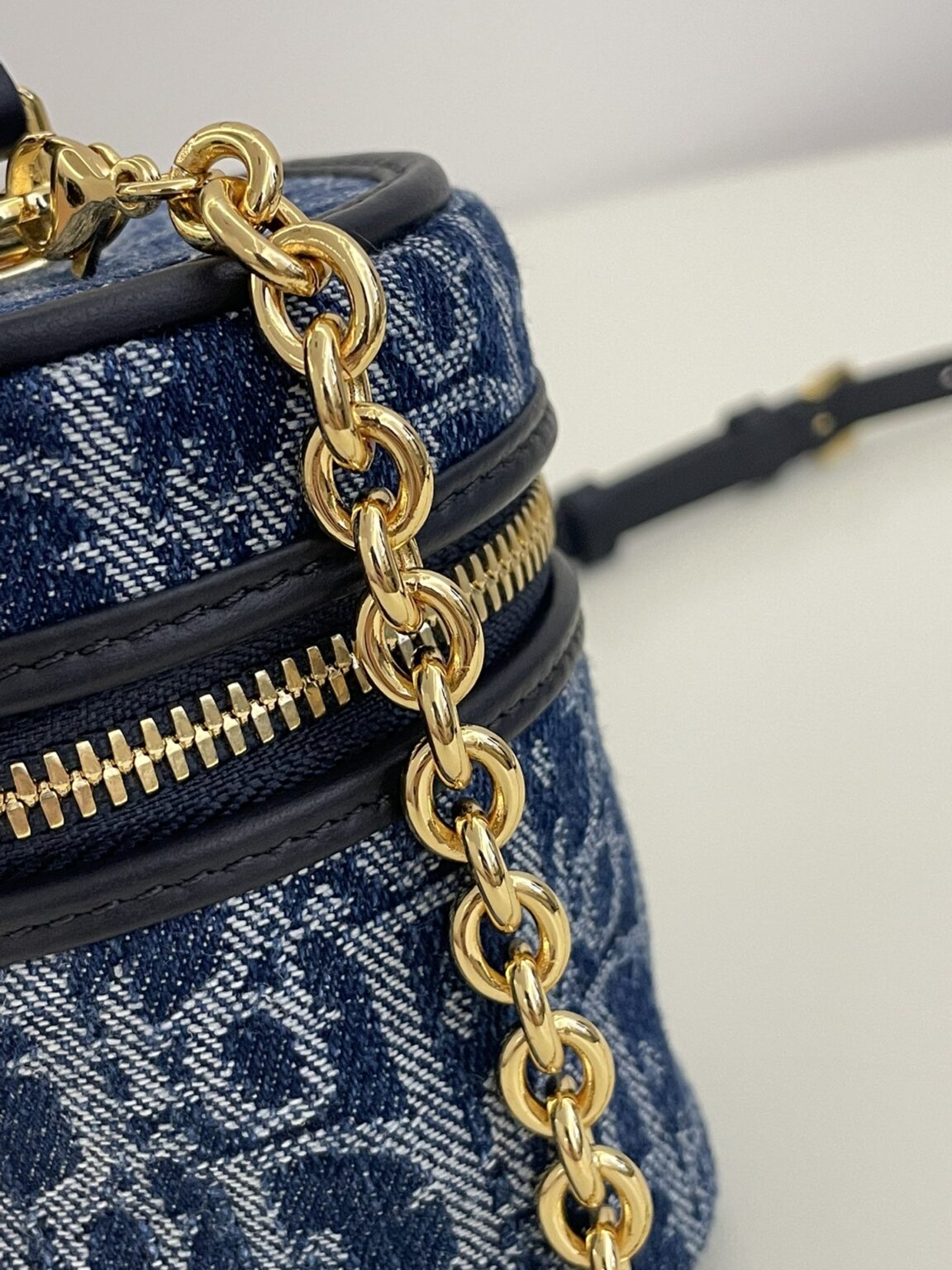 img_d39c4a05_20240605_i1717556413_4743_1.jpg Dior 30 Montaigne Vanity Denim Blue