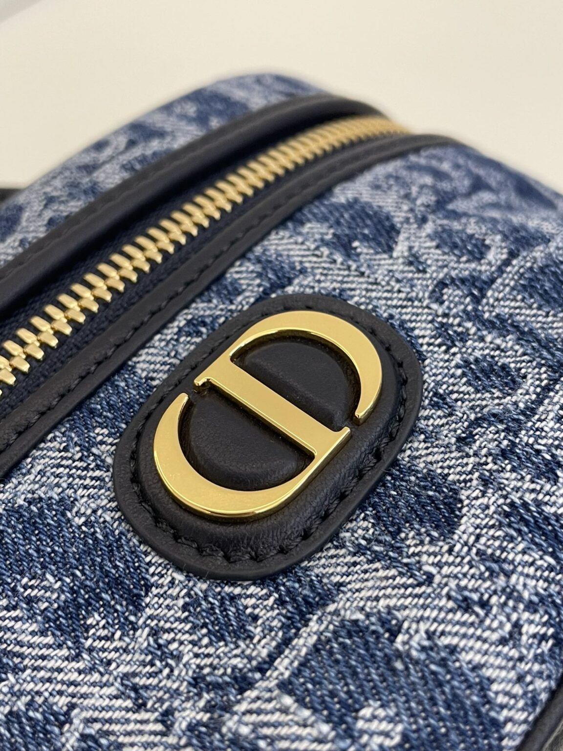 img_d39c4a05_20240605_i1717556413_92_7.jpg Dior 30 Montaigne Vanity Denim Blue