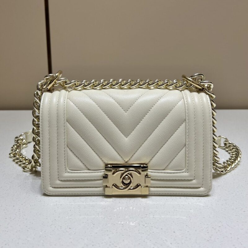 20220827_i1661614761_8512_0.jpg CHANEL Le Boy Small Ivory - chanel boy bag dupe front view