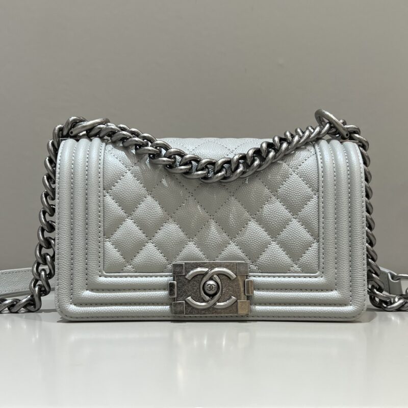 20220911_i1662870819_8605_0.jpg CHANEL Le Boy Grey Silver - chanel boy grey silver replica front view