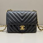 20221017_i1666021091_963_0.jpg CHANEL Flap V 17cm - chanel chevron mini dupe front view