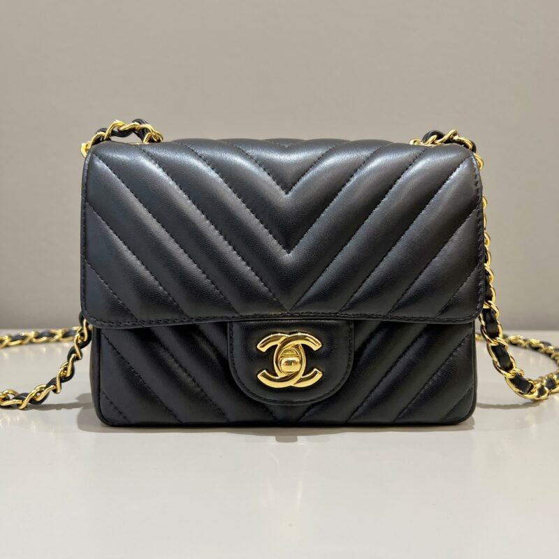20221017_i1666021091_963_0.jpg CHANEL Flap V 17cm - chanel chevron mini dupe front view