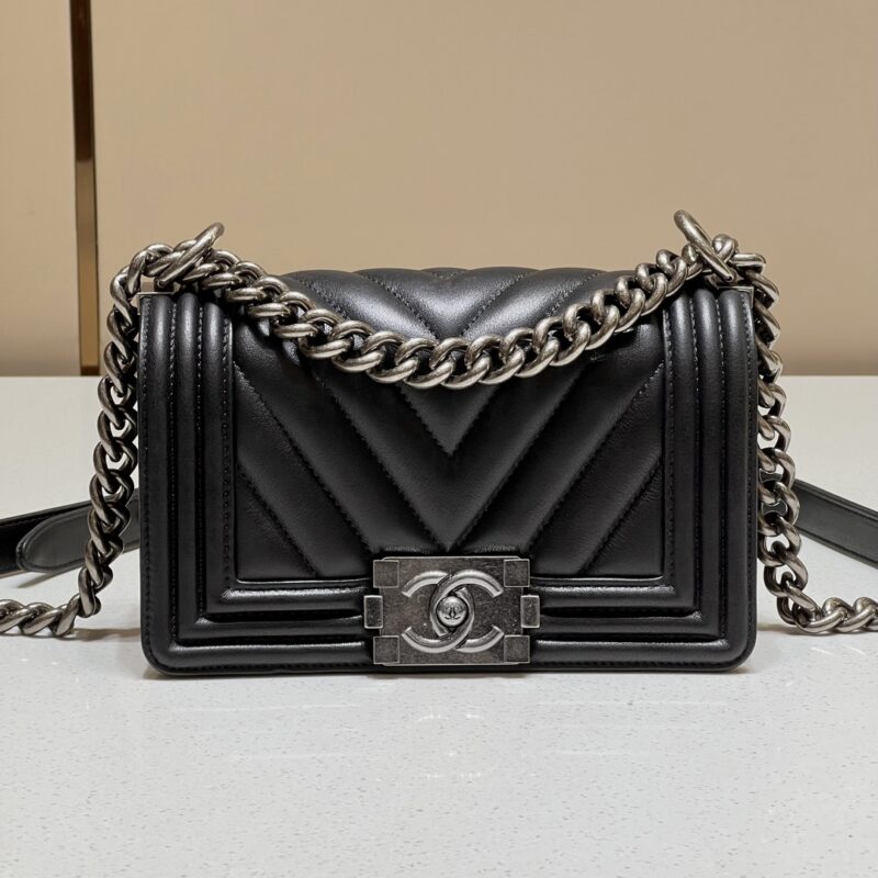 20221022_i1666452661_2098_0.jpg CHANEL Le Boy V Black - Silver - chanel boy v pattern replica front view