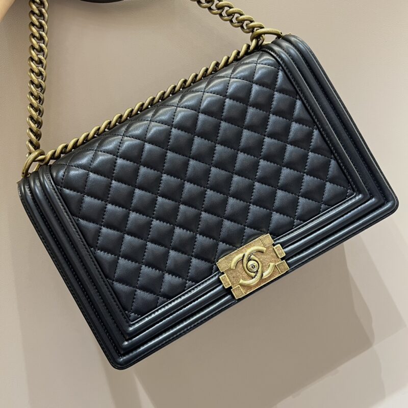20221024_i1666548518_3371_0.jpg CHANEL Le Boy Large Black - fake chanel boy bag front view