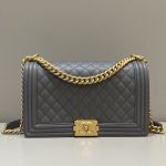 20221025_i1666684920_5546_0.jpg CHANEL Le Boy Large Grey - fake chanel boy large front view
