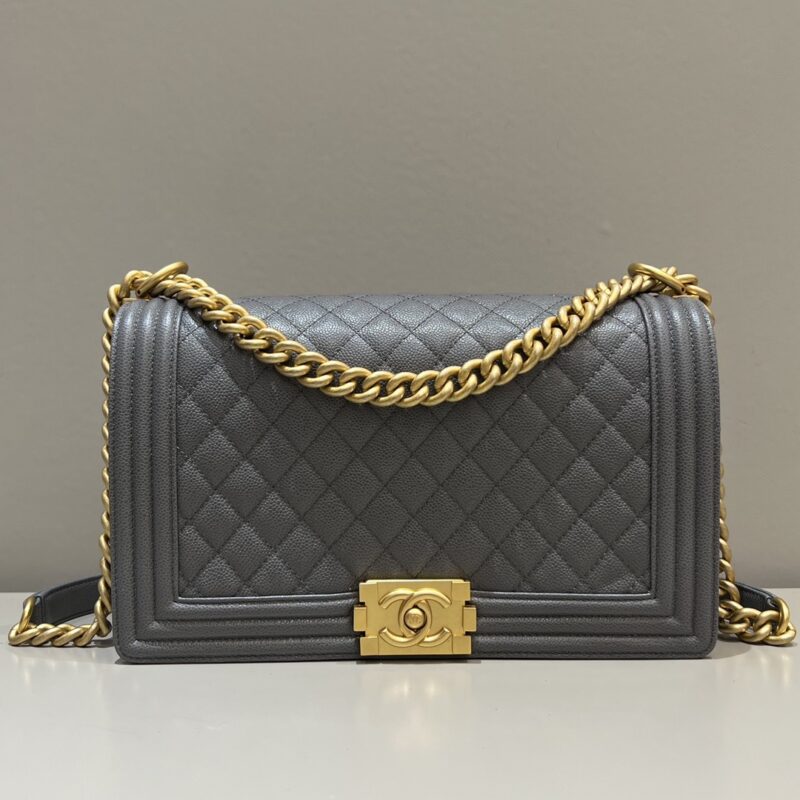20221025_i1666684920_5546_0.jpg CHANEL Le Boy Large Grey - fake chanel boy large front view