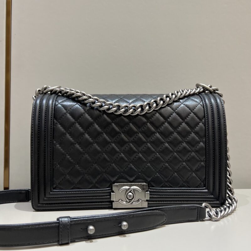 20221101_i1667235875_376_0.jpg CHANEL Le Boy Large Black Silver - chanel boy black silver replica front view