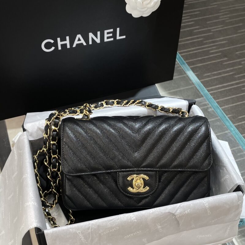 20230621_i1687325332_9013_0.jpg CHANEL Classic Flap V 20cm - chanel v quilted bag dupe front view