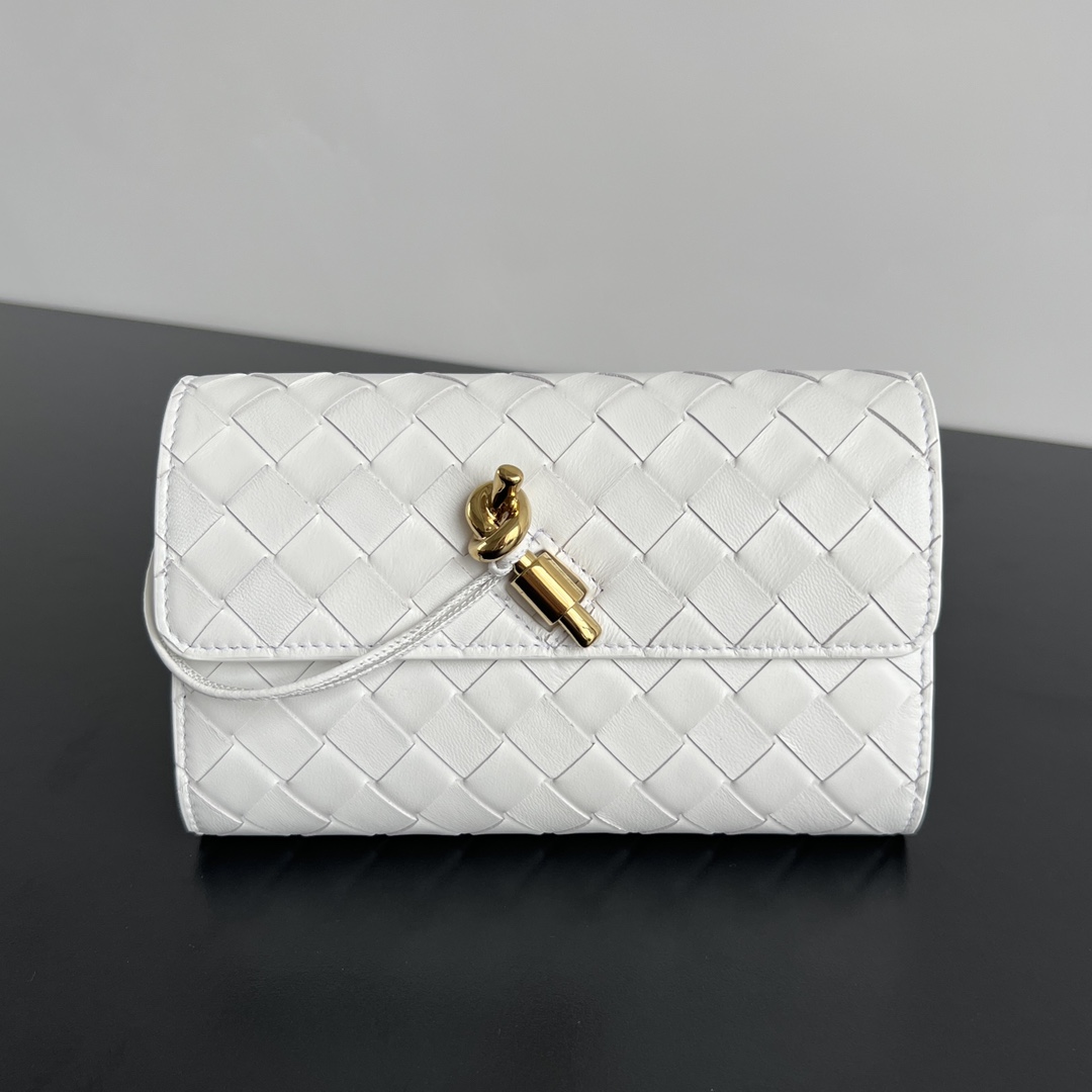 20240401_i1711949288_2846_0.jpg Bottega Veneta Andiamo Clutch Wallet White - View 5 | Intrecciato Detail