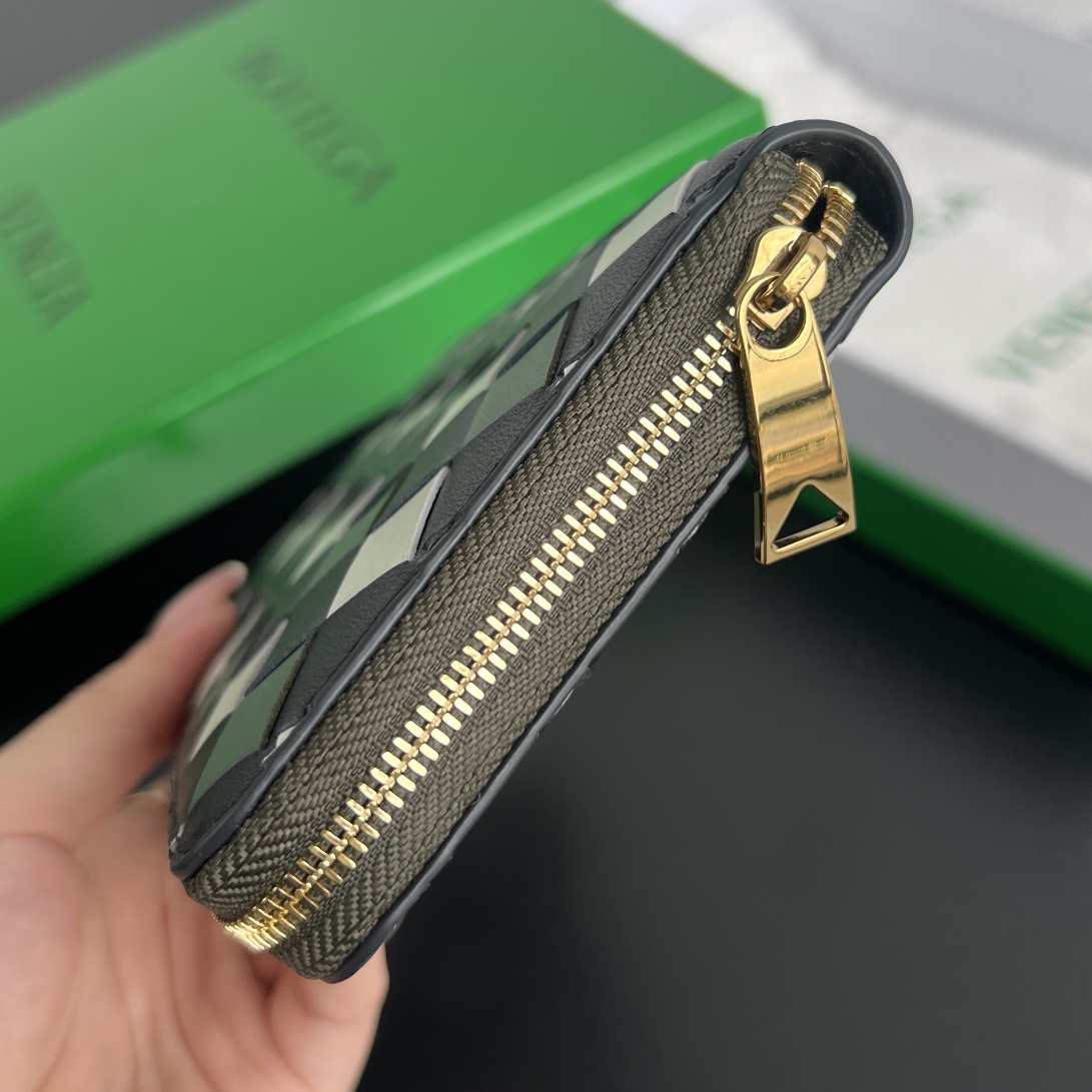 20240802_i1722581418_2868_2.jpg Bottega Veneta Zip Long Wallet Grid - with accessories