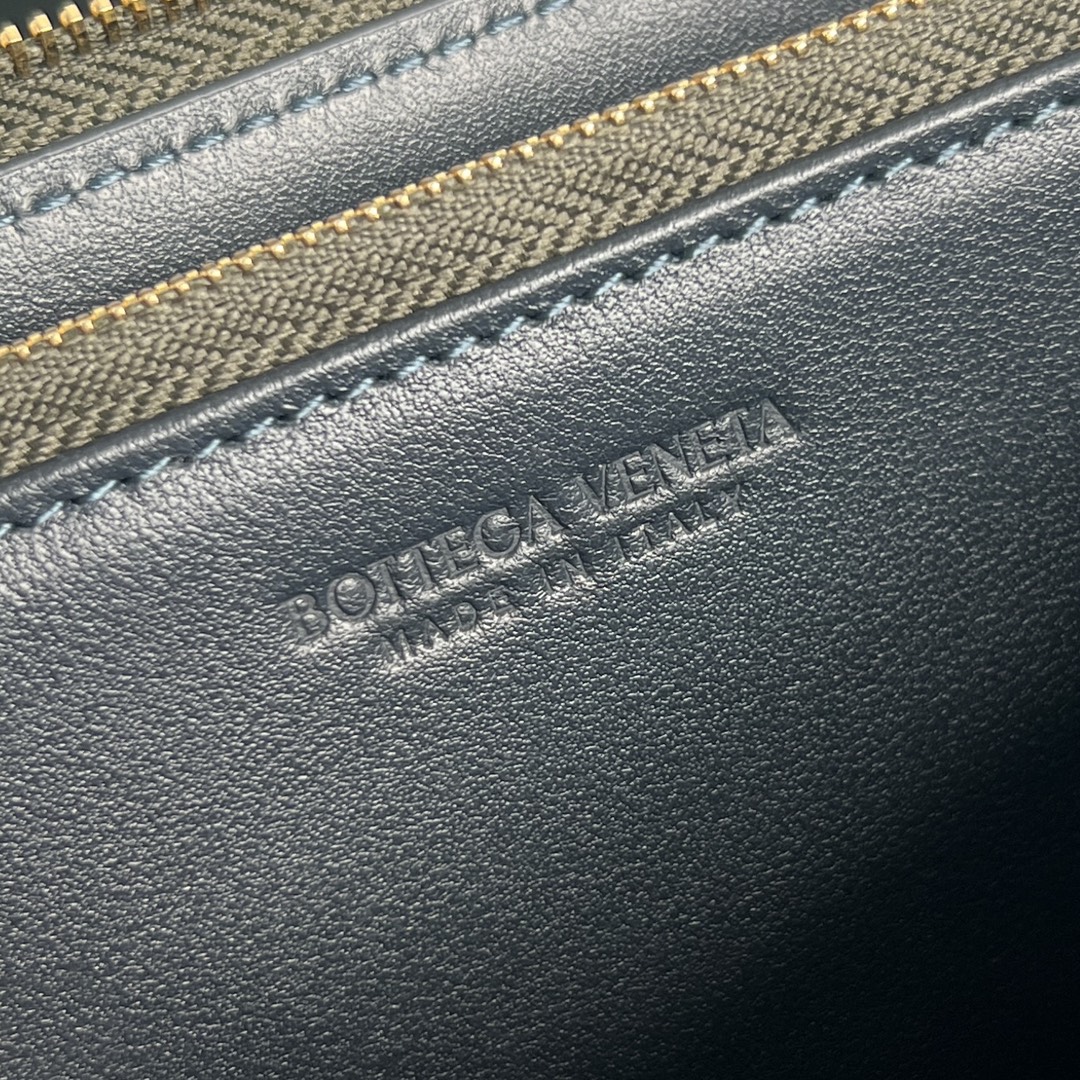 20240802_i1722581418_8062_7.jpg Bottega Veneta Zip Long Wallet Grid - side angle