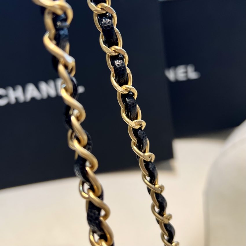 CHANEL 23c Hobo Small Black - chanel 23c hobo black dupe detail 5