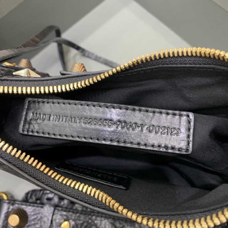 balenciaga-le-cagole-black-gallery-5
