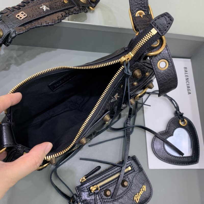 balenciaga-le-cagole-black-gallery-6