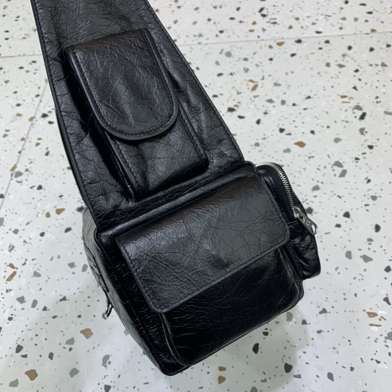 balenciaga-superbusy-small-black-gallery-7