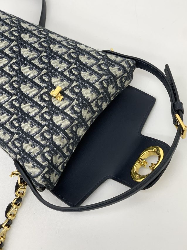 dior-30-montaigne-amber-chain-gallery-1