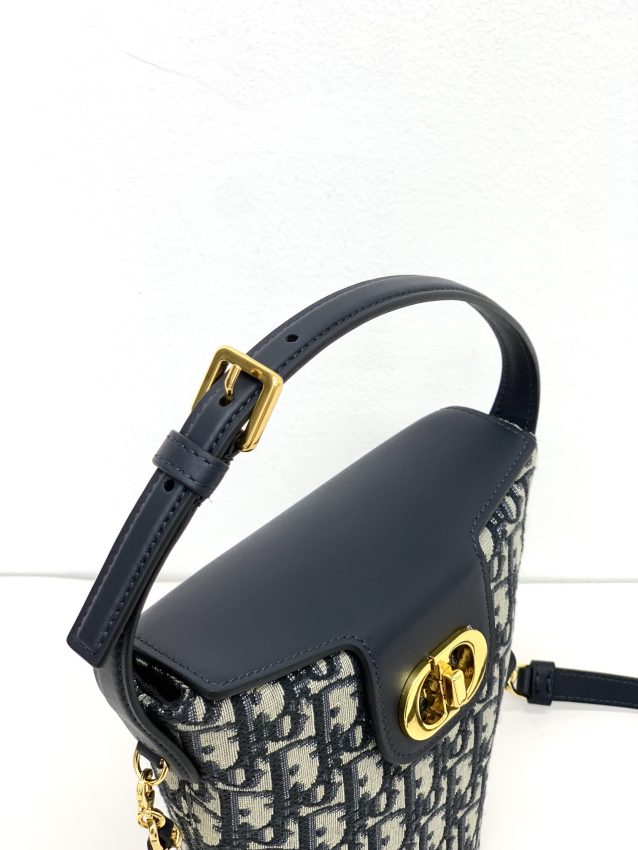 dior-30-montaigne-amber-chain-gallery-5