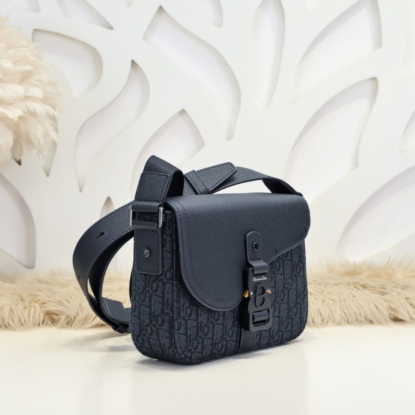 dior-saddle-messenger-bag-oblique-black-gallery-5